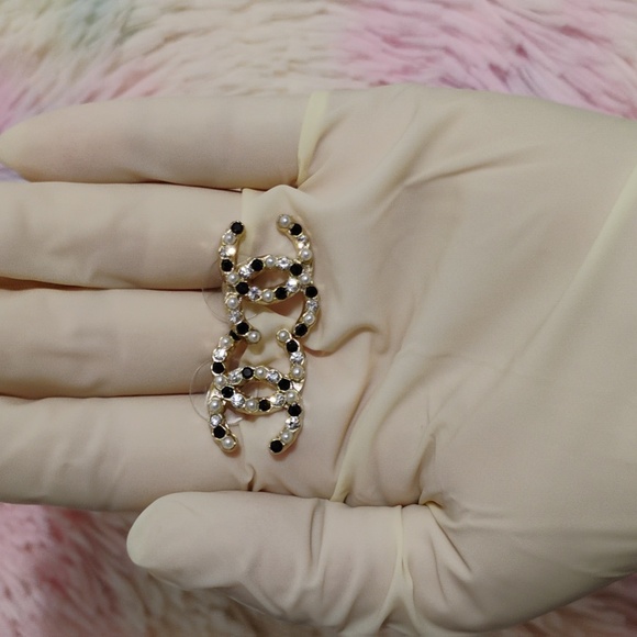 SALE! Auth CHANEL CC Black/White Crystals & Pearls Stud Earrings Gold Hardware - Picture 12 of 13